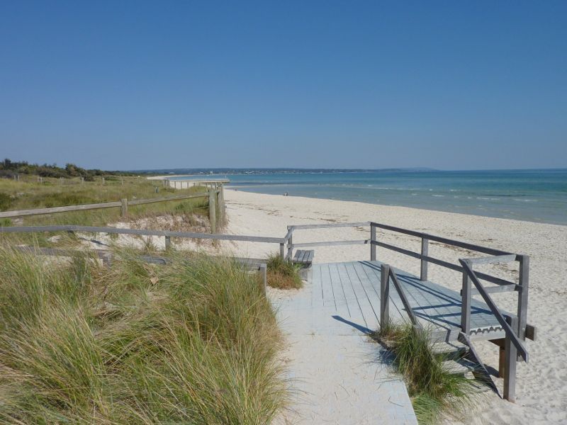 Seaford - Beach at Keast Park: View south along beach at viewing platform