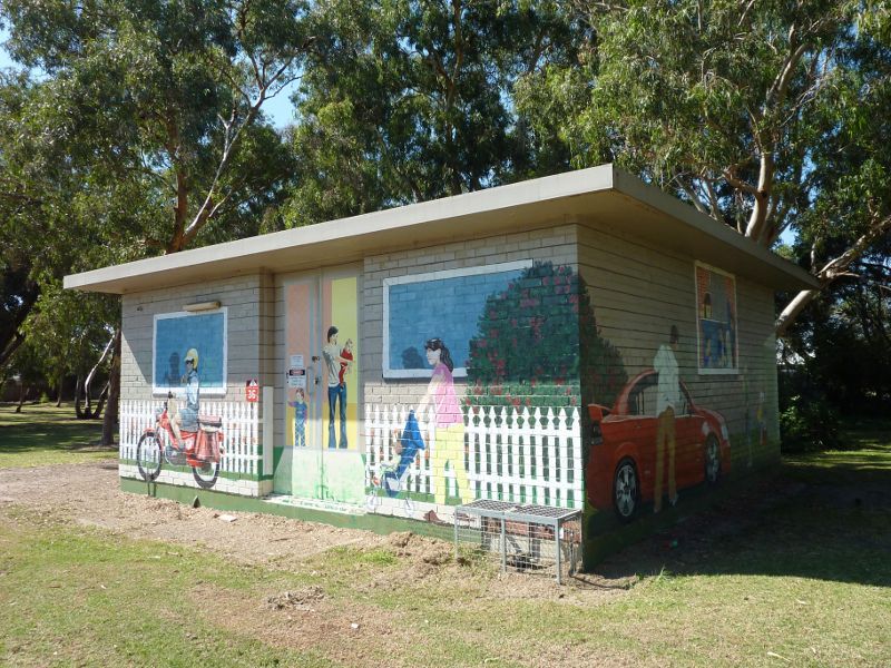 Seaford - Kananook Reserve, Kirkwood Avenue: Murals on service building fronting Kirkwood Av