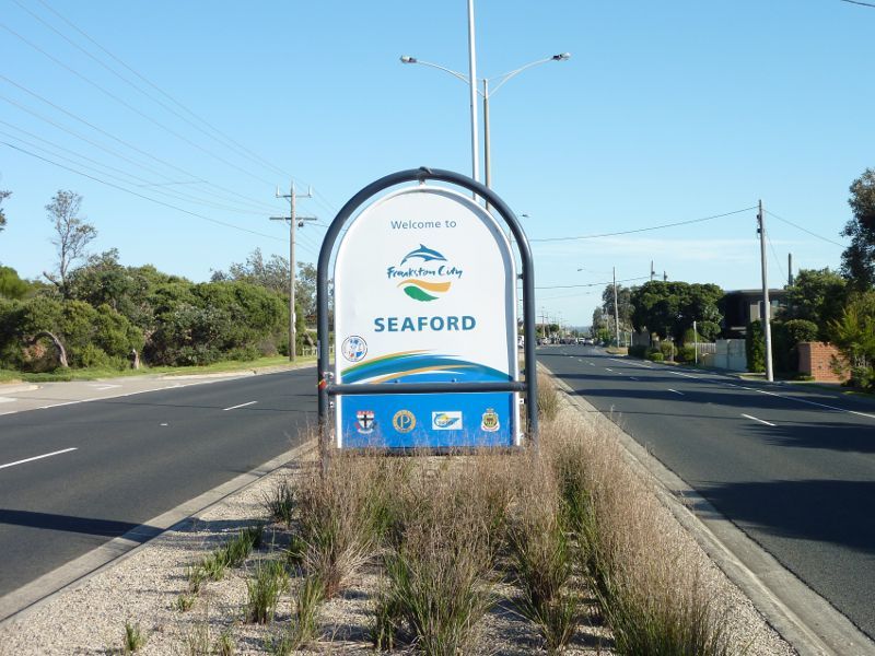 Seaford - Around Seaford - Welcome to Seaford sign, view south along Nepean Hwy south of Eel Race Rd