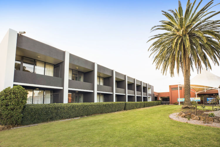 Seaford Hotel, Seaford - Travel Victoria: accommodation & visitor guide
