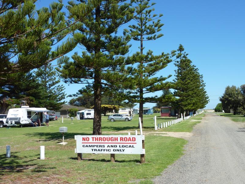 Seaspray - Foreshore Road through town centre: View south-west along Foreshore Rd at Lyons St