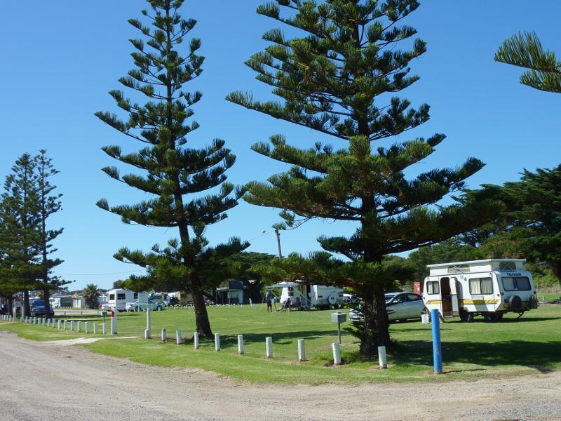 Seaspray - Foreshore Road through town centre: View north-east along Foreshore Rd towards Lyons St