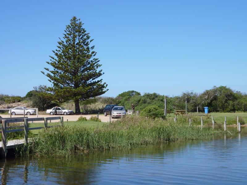 Seaspray - Merriman Creek and fishing platform at the park at end of Foreshore Road: View towards car park from fishing platform