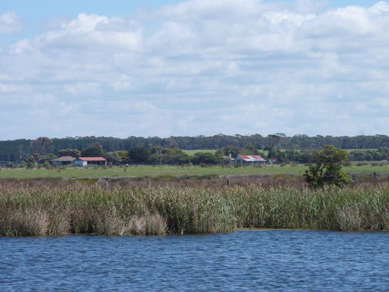 Seaspray - Merriman Creek and fishing platform at the park at end of Foreshore Road: Westerly view inland from fishing platform