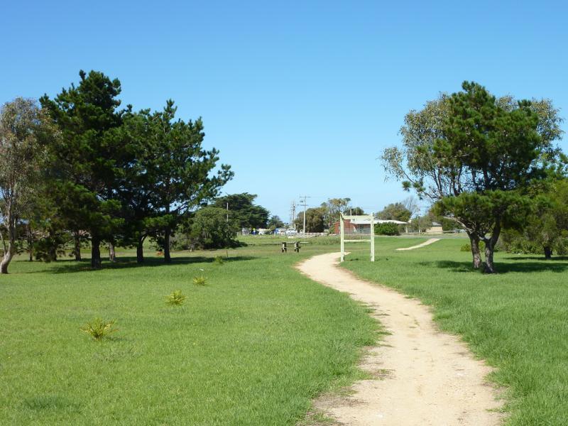 Seaspray - Around Seaspray: Pathway through Neighbourhood Park