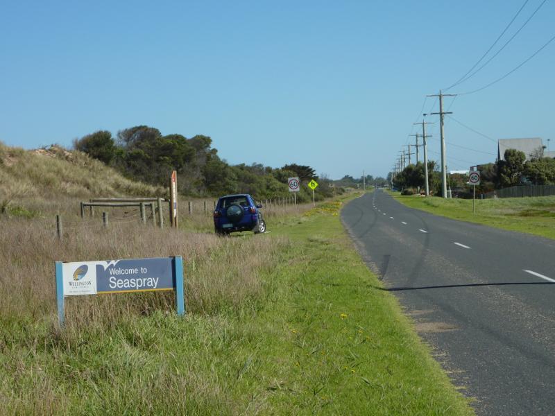 Seaspray - Shoreline Drive at north-eastern end of town: View south-west along Shoreline Dr towards town sign