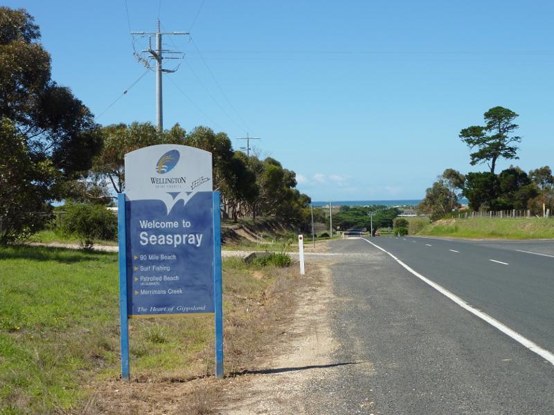 Seaspray - Seaspray Road approaching town centre: Seaspray town sign, view south-east along Seaspray Rd towards Panorama Dr