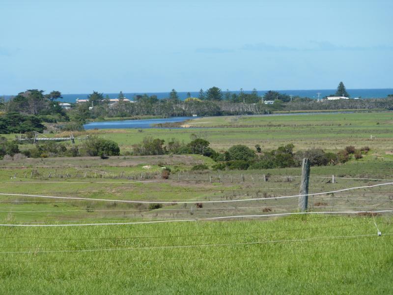 Seaspray - Seaspray Road approaching town centre - South-easterly view towards Merriman Creek from end of Panorama Dr