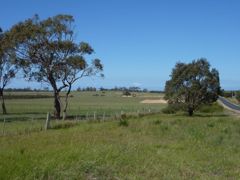 Seaspray - Seaspray Road north of Seaspray: Southerly view, east side of Seaspray Rd at McNeilly Rd