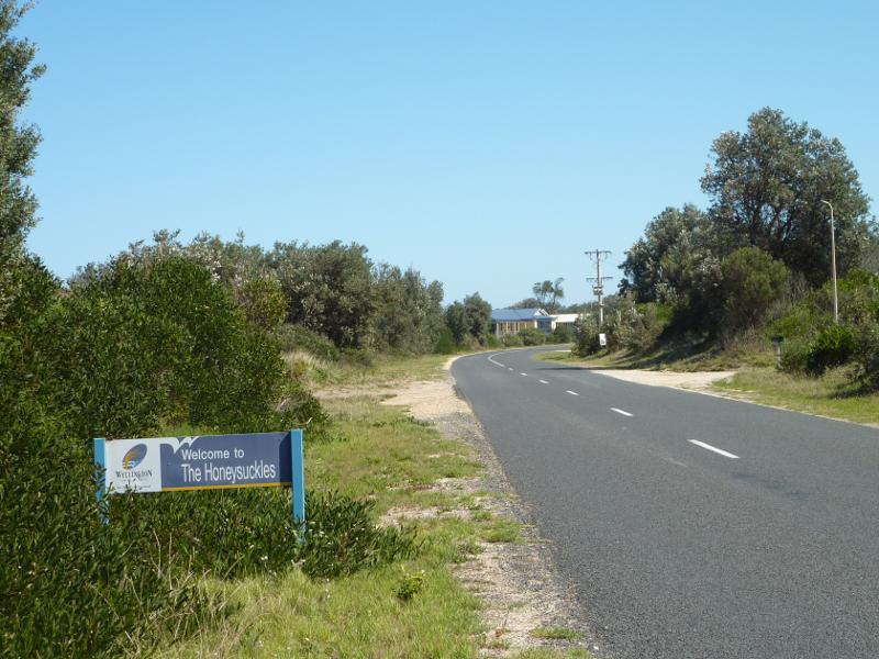 Seaspray - The Honeysuckles, Shoreline Drive: The Honeysuckles town town, view south-west along Shoreline Dr towards Mandalay Dr