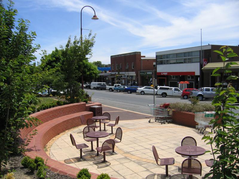 Seymour - Commercial centre and shops: View south-west along Station St between Wallis St and Henry St