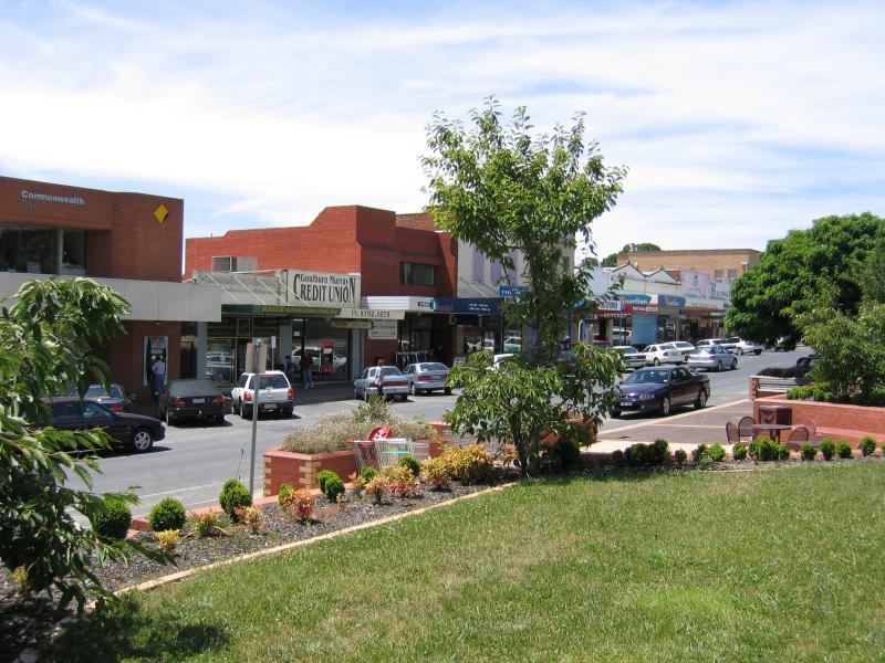 Seymour - Commercial centre and shops: Gardens opposite shops, view north-east along Station St between Wallis St and Henry St