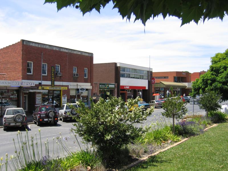 Seymour - Commercial centre and shops: Gardens opposite shops, view north-east along Station St between Wallis St and Henry St