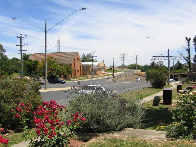 Seymour - Anzac Avenue area: J.W. Elliott Reserve, view west along Anzac Av towards Guild St