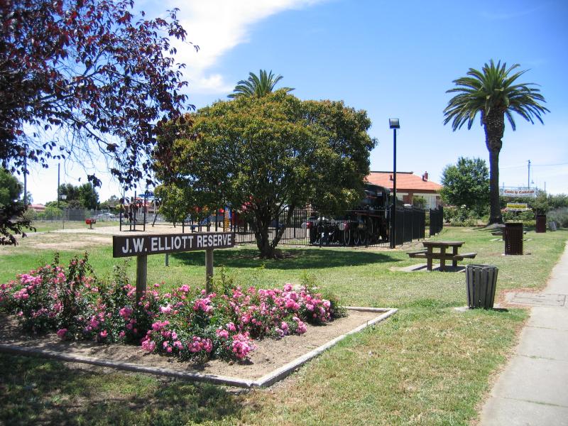 Seymour - Anzac Avenue area: J.W. Elliott Reserve, Anzac Av