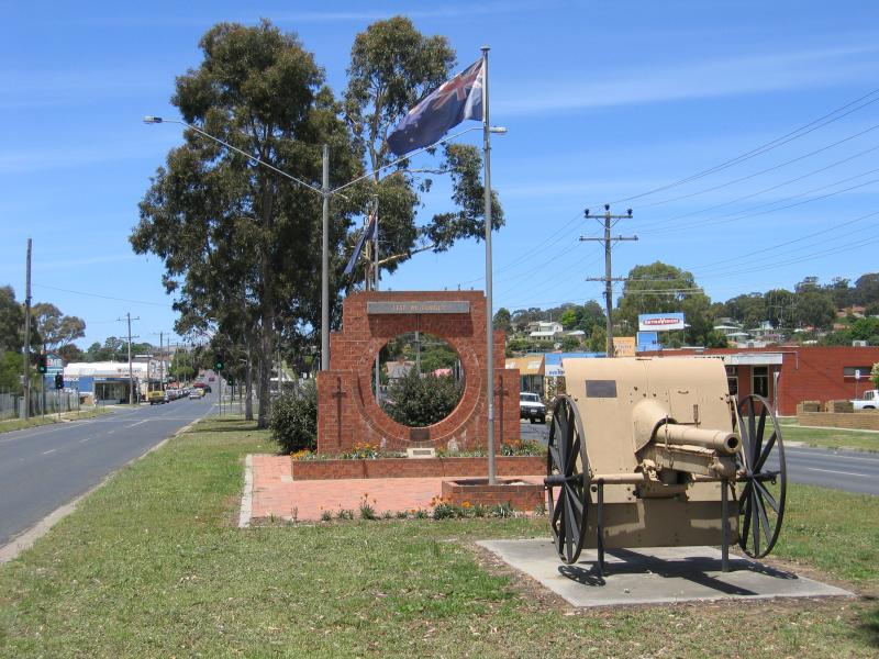 Seymour - Anzac Avenue area: War memorial, view south-east along Anzac Av towards Grant St
