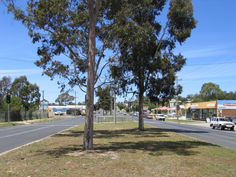 Seymour - Anzac Avenue area: View south-east along Anzac Av towards shops around Grant St