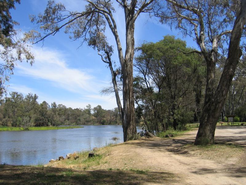 Seymour - Goulburn Park (Guild Street): View west along Goulburn River