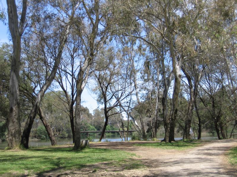 Seymour - Goulburn Park (Guild Street): View along river towards railway bridge