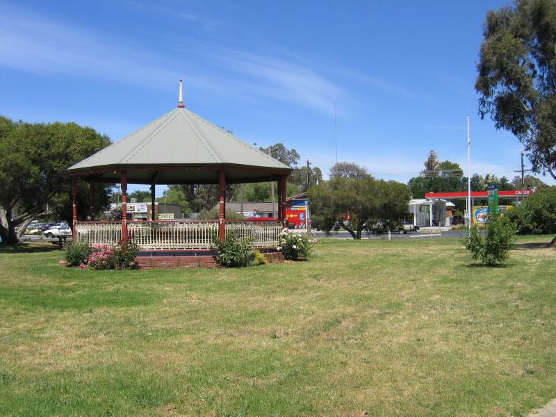 Seymour - Tallarook Street and Emily Street areas: Rotunda, gardens corner Tallarook and Emily St