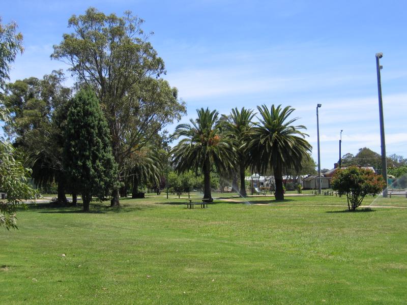 Seymour - Kings Park: Gardens opposite oval