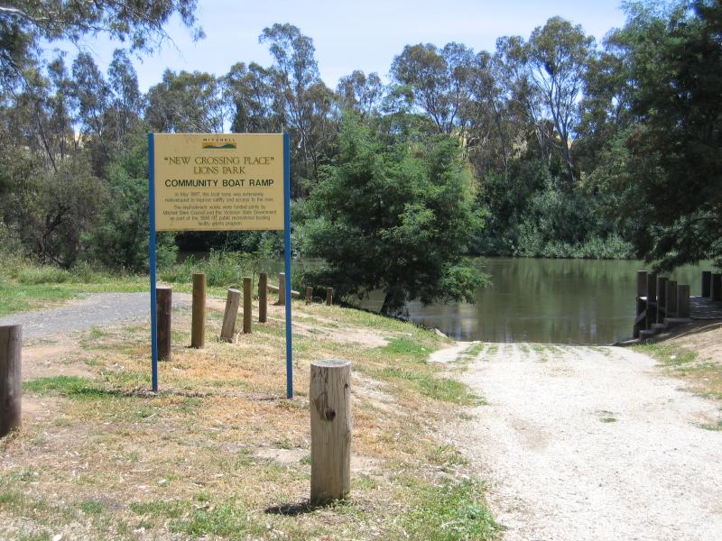 Seymour - New Crossing Place (Manners Street) and Goulburn River: Boat ramp at Lions Park
