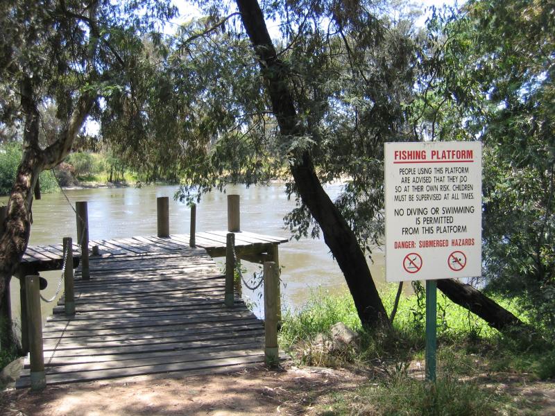 Seymour - New Crossing Place (Manners Street) and Goulburn River: Fishing platform, Lions Park