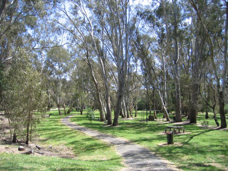 Seymour - New Crossing Place (Manners Street) and Goulburn River: Picnic and BBQ areas, Lions Park