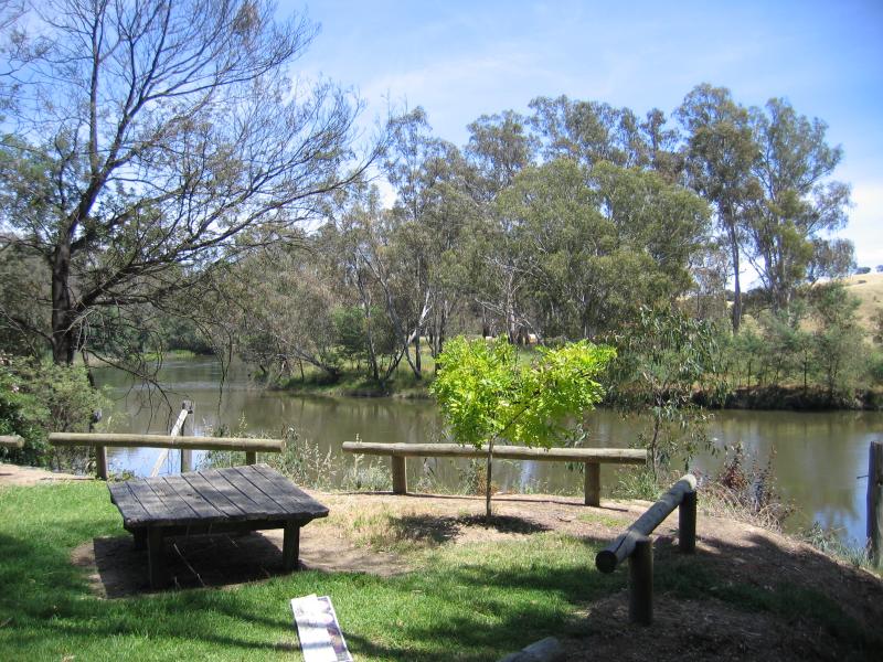 Seymour - New Crossing Place (Manners Street) and Goulburn River: View west along Goulburn River from Rotary Park, corner Robert St and Hanna St