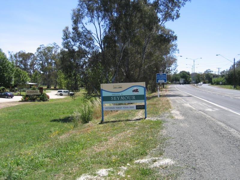 Seymour - Around Seymour and outskirts: Welcome to Seymour sign, Seymour-Tooborac Rd, west of town centre