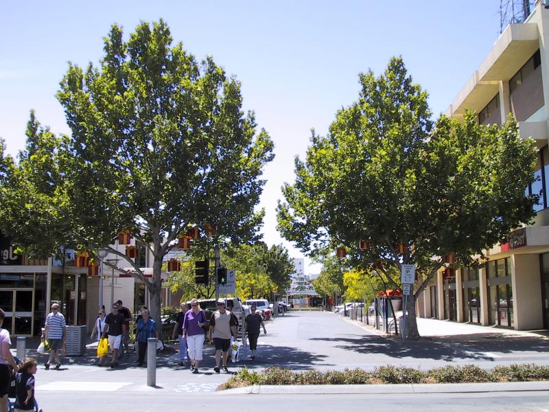Shepparton - Commercial centre and shops - East along Stewart St (mall) at Wyndham St
