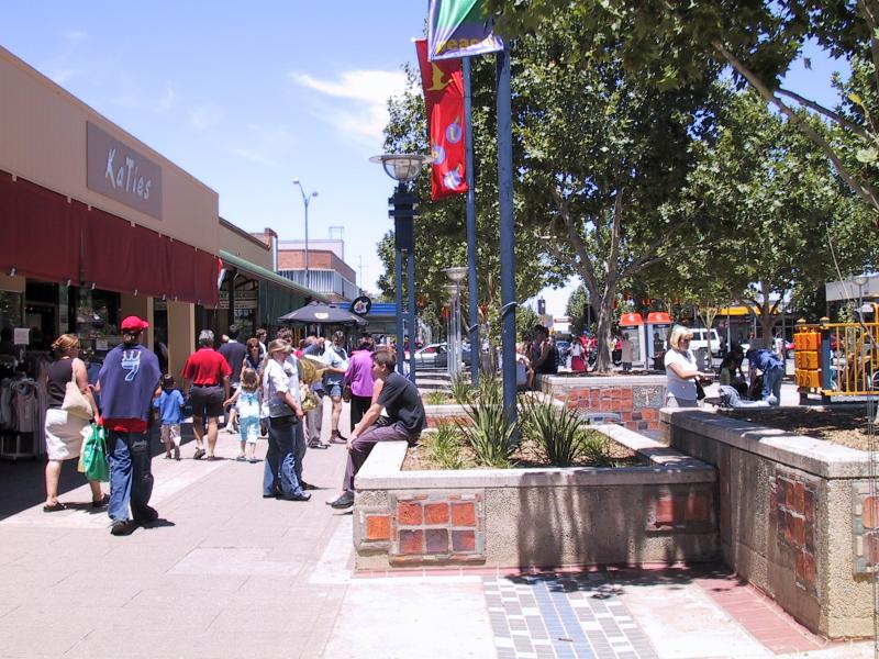 Shepparton - Commercial centre and shops: View south along Maude St Mall towards High St