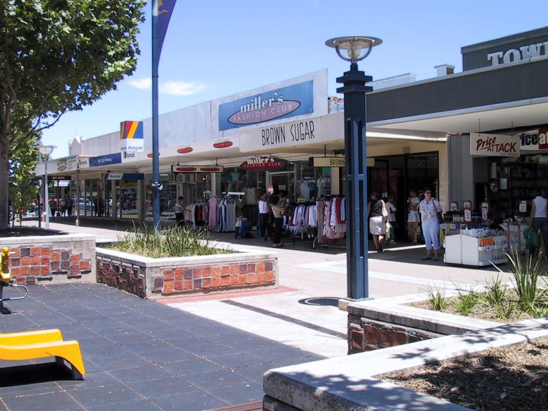 Shepparton - Commercial centre and shops - View south along Maude St Mall towards High St