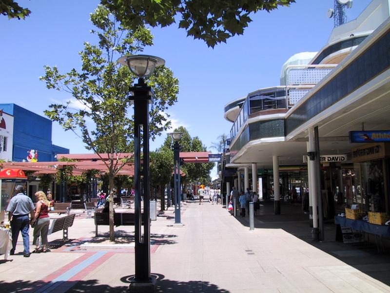 Shepparton - Commercial centre and shops: View south along Maude St Mall between Stewart St and Fryers St