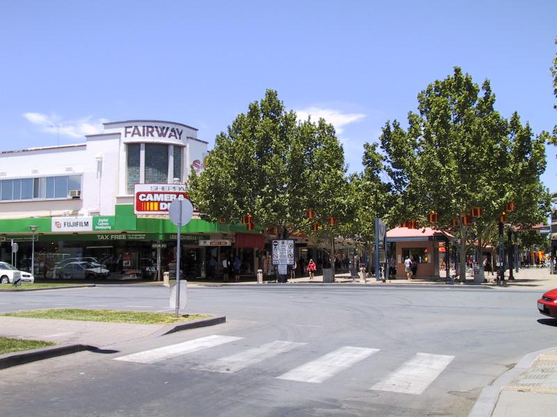 Shepparton - Commercial centre and shops: View south along Maude St towards Mall entrance at Fryers St
