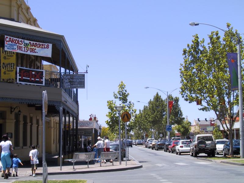 Shepparton - Commercial centre and shops: View east along Fryer St at Maude St