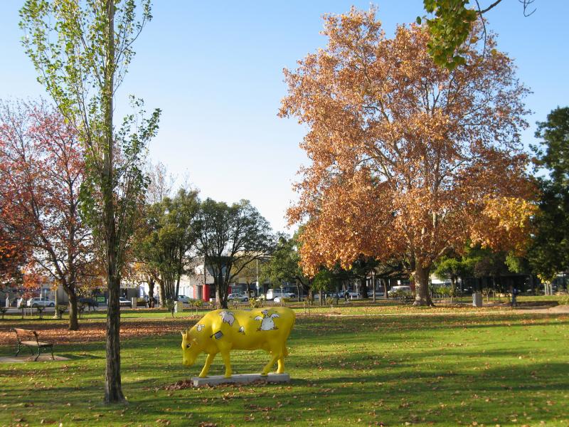 Shepparton - Queens Gardens, Nixon Street: View through gardens towards Wyndham St