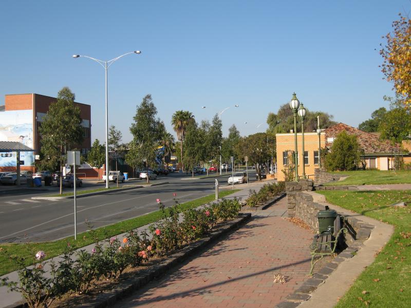 Shepparton - Monash Park, between Fryers Street and High Street: View south along Welsford St at Fryers St