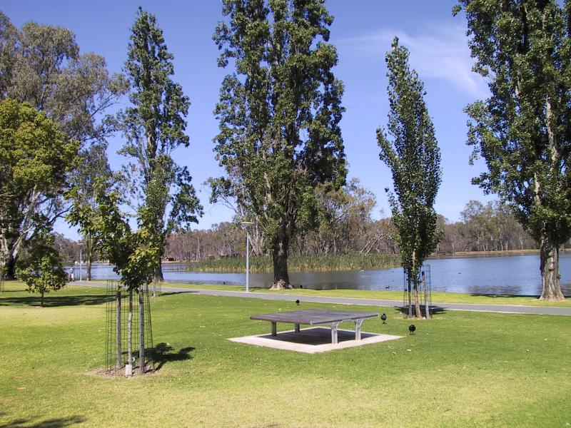 Shepparton - Victoria Park Lake, Goulburn River, Aquamoves centre: Victoria Park Lake, view south near Tourist Information Centre