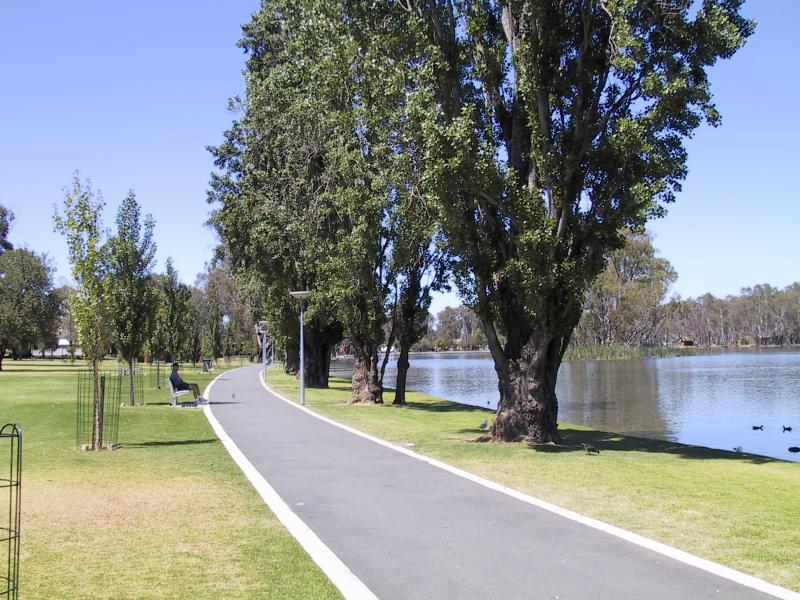 Shepparton - Victoria Park Lake, Goulburn River, Aquamoves centre - Victoria Park Lake, view south near Tourist Information Centre