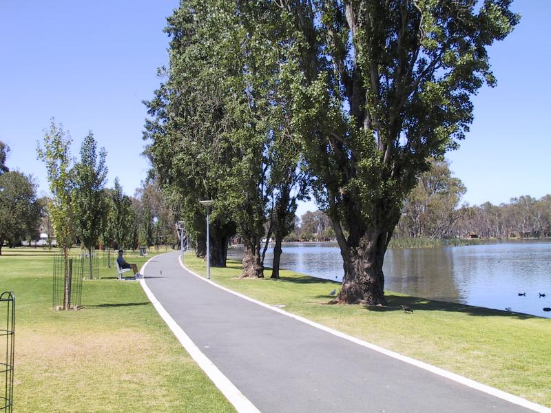 Shepparton - Victoria Park Lake, Goulburn River, Aquamoves centre: Victoria Park Lake, view south near Tourist Information Centre