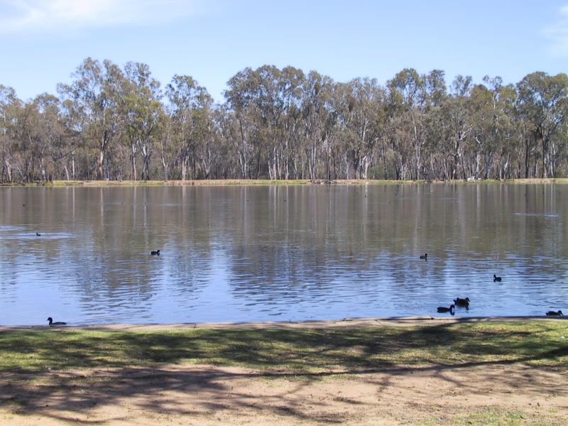 Shepparton - Victoria Park Lake, Goulburn River, Aquamoves centre: View west across Victoria Park Lake