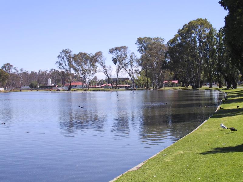 Shepparton - Victoria Park Lake, Goulburn River, Aquamoves centre: Victoria Park Lake, view north along Wyndham St