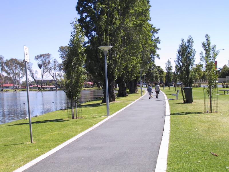 Shepparton - Victoria Park Lake, Goulburn River, Aquamoves centre: View north along walking track running between Victoria Park Lake and Wyndham St