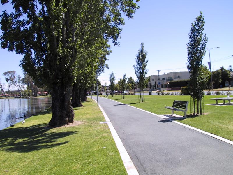 Shepparton - Victoria Park Lake, Goulburn River, Aquamoves centre: View north along Victoria Park Lake and Wyndham St