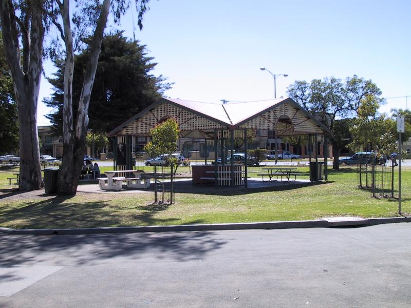 Shepparton - Victoria Park Lake, Goulburn River, Aquamoves centre: BBQ shelter, Victoria Park Lake at Trevaskis Parade