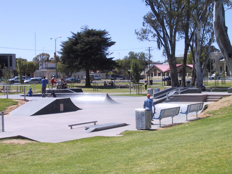 Shepparton - Victoria Park Lake, Goulburn River, Aquamoves centre: S Cape Skate Park, Victoria Park Lake at Trevaskis Parade