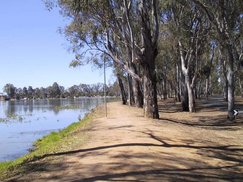 Shepparton - Victoria Park Lake, Goulburn River, Aquamoves centre: Victoria Park Lake at Tom Collins Drive, view south towards caravan park