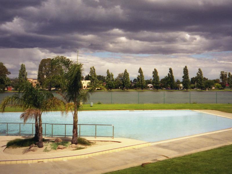 Shepparton - Victoria Park Lake, Goulburn River, Aquamoves centre - Aquamoves, view across pool towards Victoria Park Lake