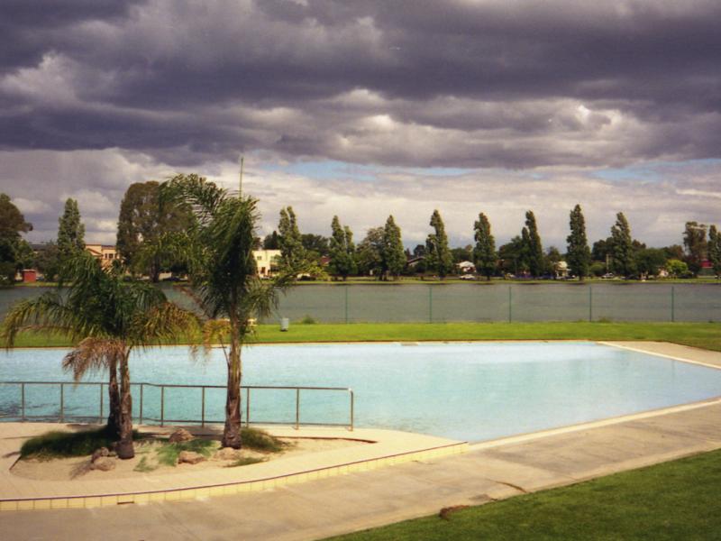 Shepparton - Victoria Park Lake, Goulburn River, Aquamoves centre: Aquamoves, view across pool towards Victoria Park Lake